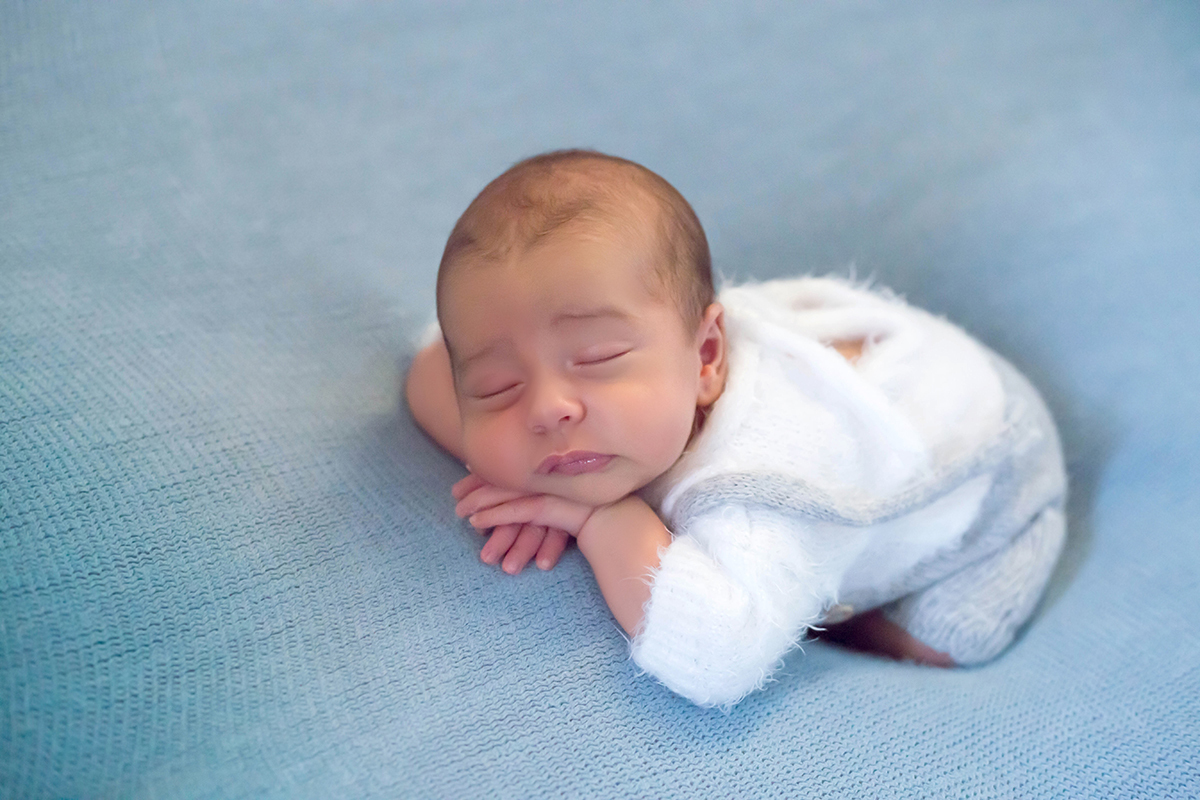 Fotos de newborn do Adam em Para de Minas. Pose do Bracinho.