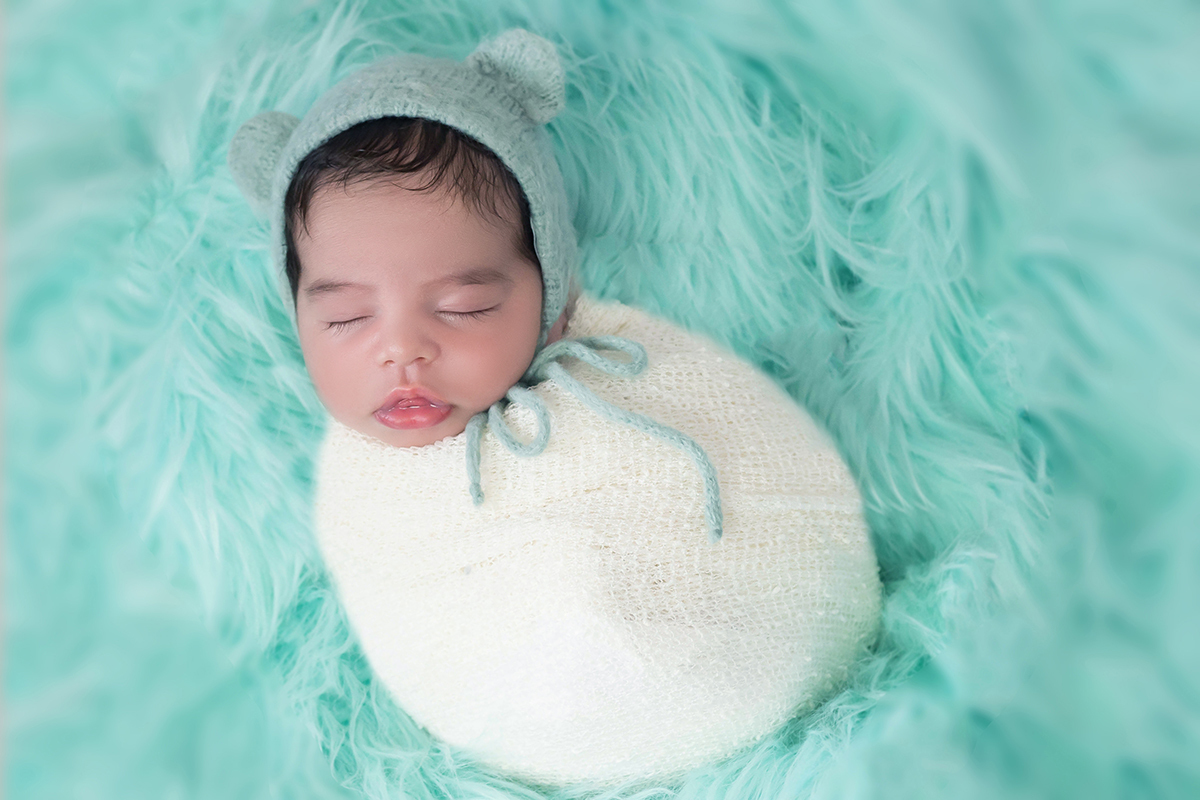 José Henrique modelando pela primeira vez em seu ensaio de newborn em Pará Minas
