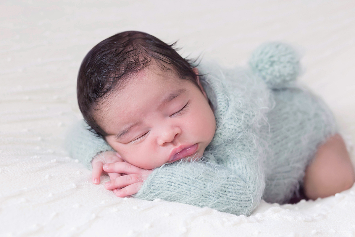 José Henrique no puff, em suas fotos de recém nascidos em Pará de Minas