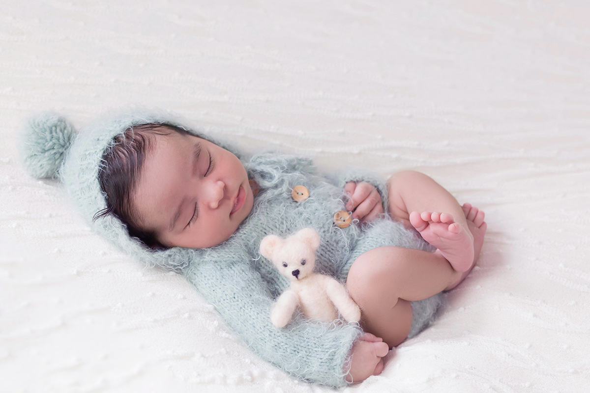 Posse barriguinha para cima no puff. Bebê José Henrique de 12 dias em Pará de Minas