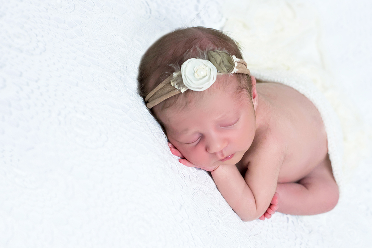 Pose no puff da Alana em seu ensaio newborn em Pará de Minas