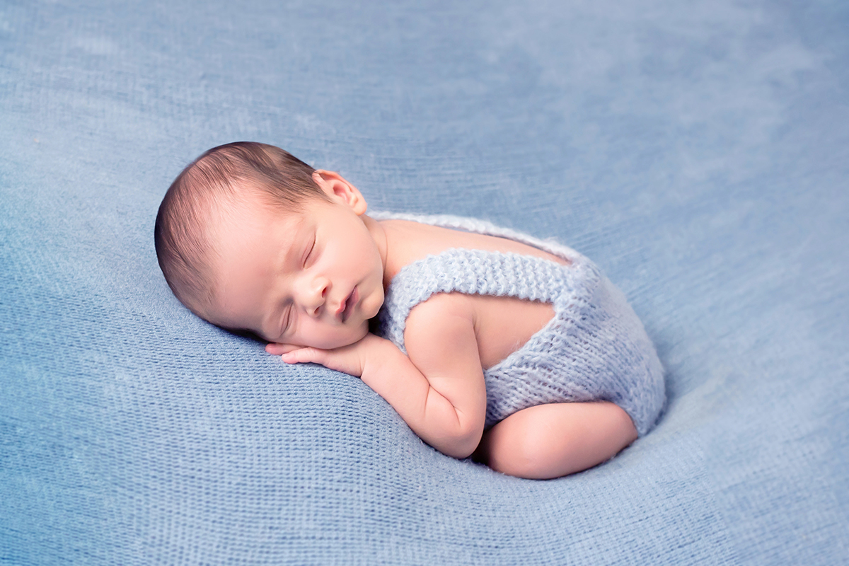 Pose no puff do ensaio newborn do Joaquim de 9 dias