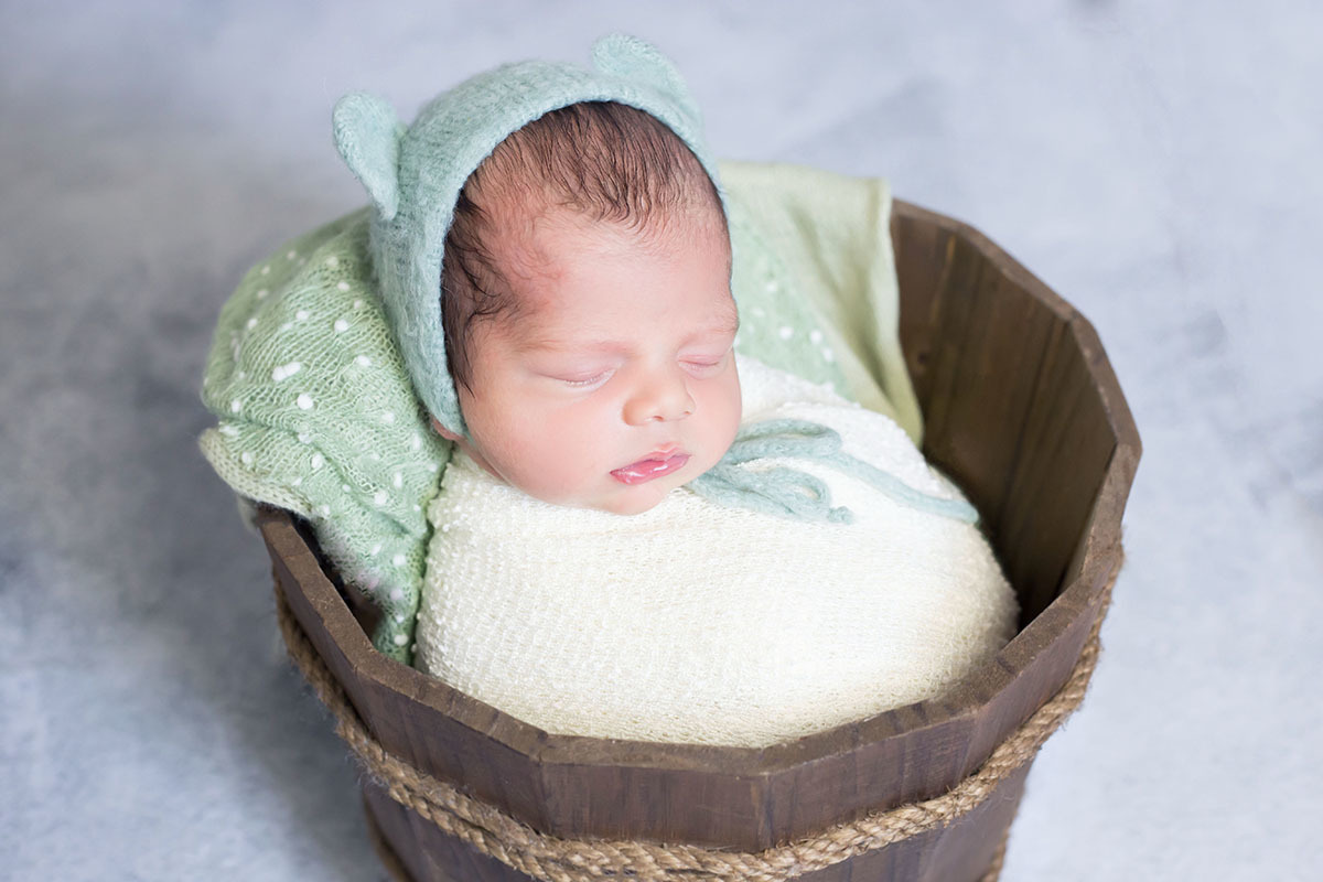 Pose do baldinho. Ensaio de newborn do Joaquim de 9 dias em Pará de Minas