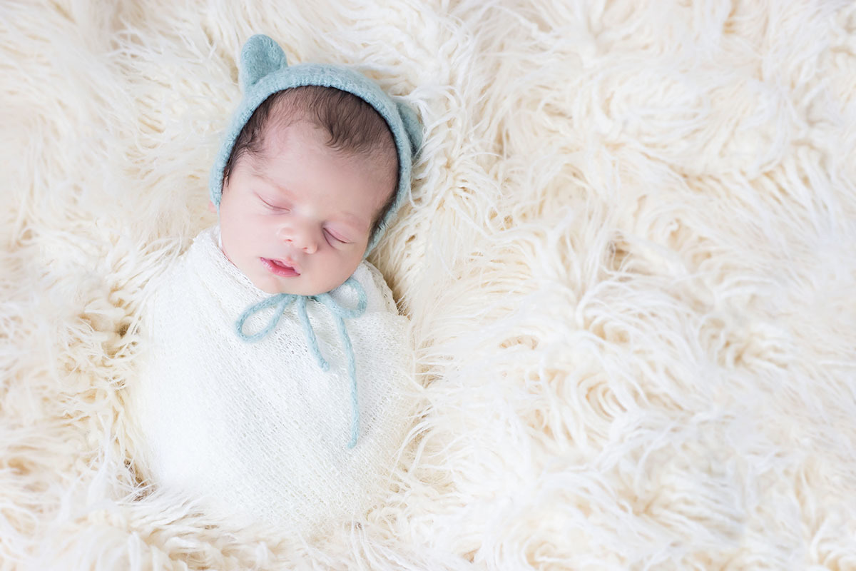 Joaquim esbanjando fofura em suas fotos de recém nascido em Para de Minas 