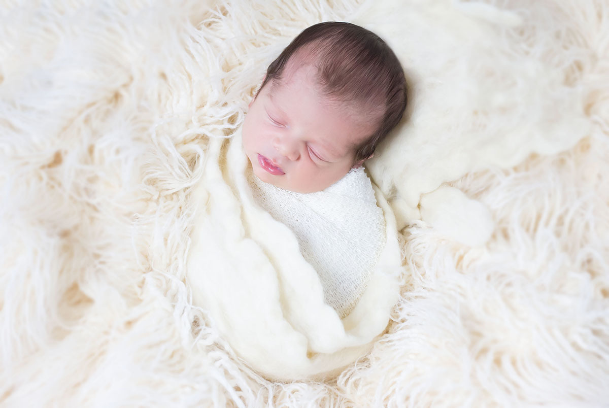 Joaquim de 9 dias em suas fotos de recém nascido em Pará de Minas
