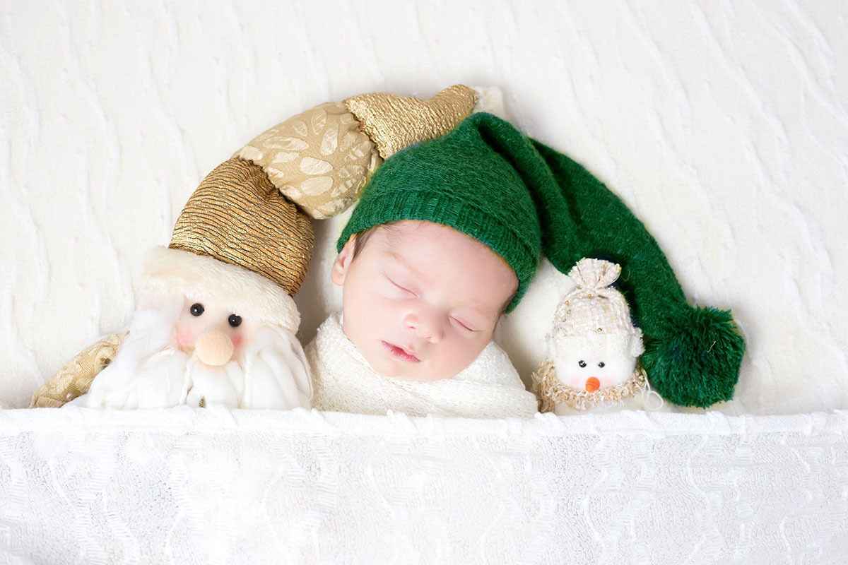 Joaquim em suas fotos newborn, com 9 dias de vida. Pose no Puff. Fotos realizadas em Pará de Minas