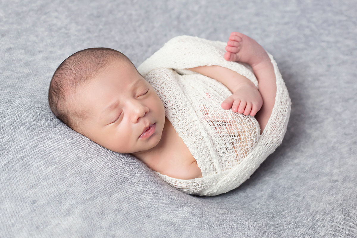 Antônio com 10 dias de vida mostrando toda sua fofura neste ensaio. Ensaio de Newborn Pará de Minas