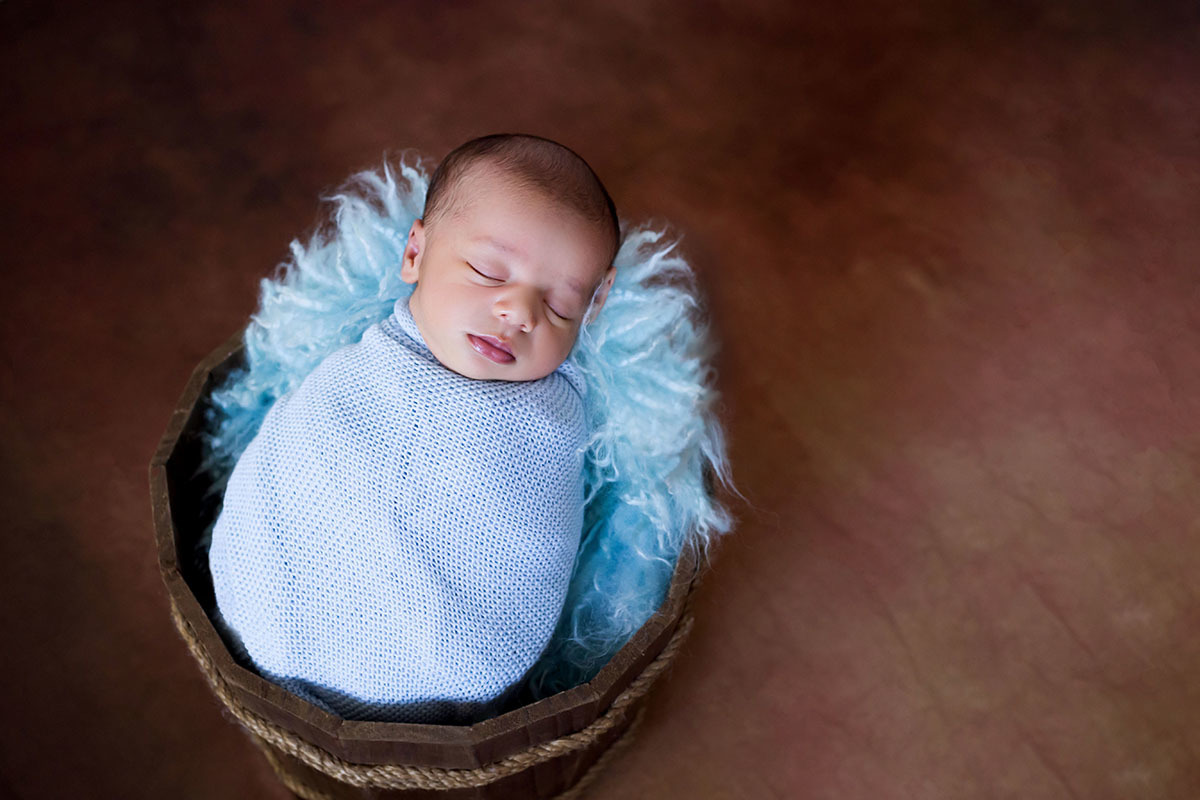 Antônio em seu ensaio de Newborn em Pará de Minas. Pose no Prop baldinho