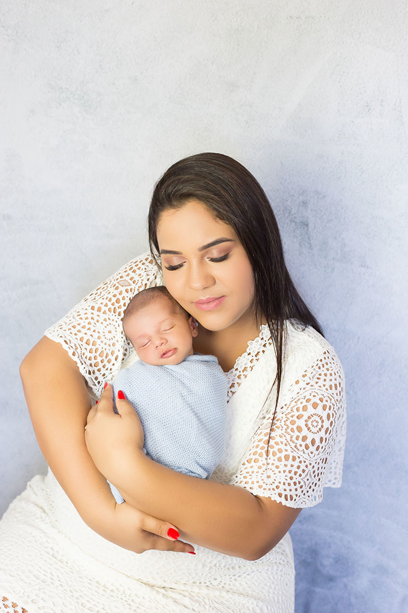 Fotografia de recém nascido do Antônio em Pará de Minas. Pose com a mamãe.