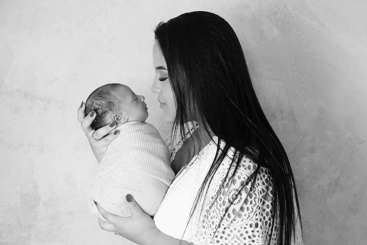 Ensaio de recém nascido do Antônio de 10 dias, em Pará de Minas. Pose com a mamãe