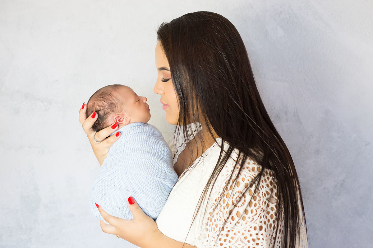Antônio com sua mamãe em suas fotos de newborn, em Para de Minas