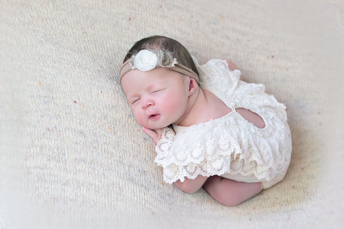 Aurora de 8 dias em suas fotos newborn em Pará de Minas