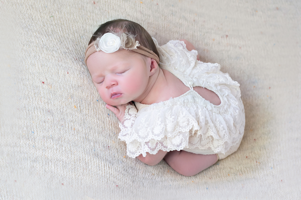 Aurora modelando pela primeira vez, em seu ensaio de newborn em Pará de Minas