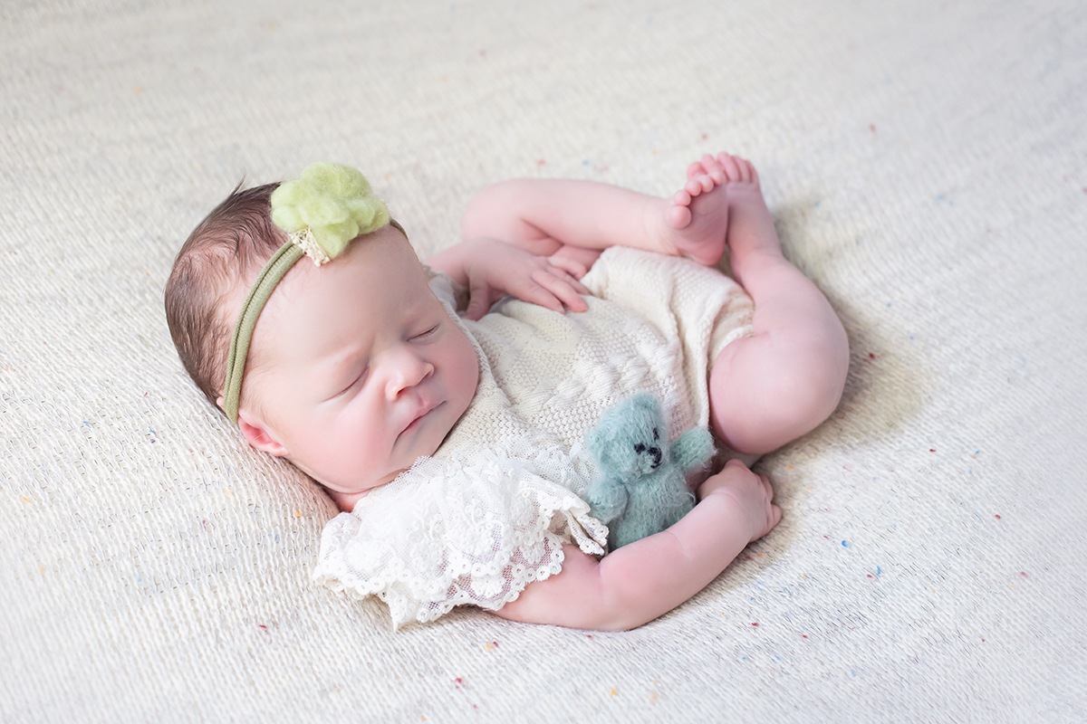 Sessão newborn da Aurora de 8 dias, realizada em Pará de Minas