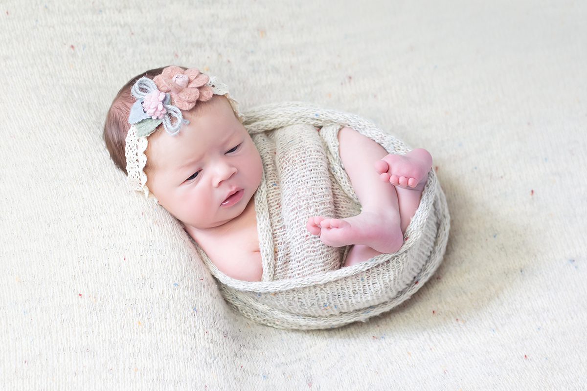 Aurora mostrando toda sua fofura em seu ensaio newborn. Pose no Puff