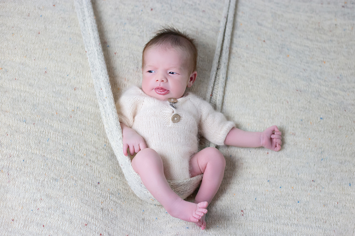 Francisco de 11 dias em seu ensaio de newborn em Pará de Minas