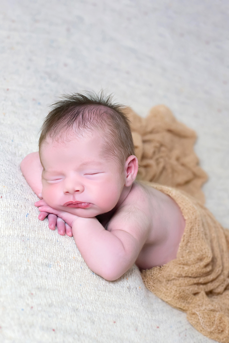 Ensaio de newborn do Francisco de 11 dias, em Para de Minas. Pose do bracinho