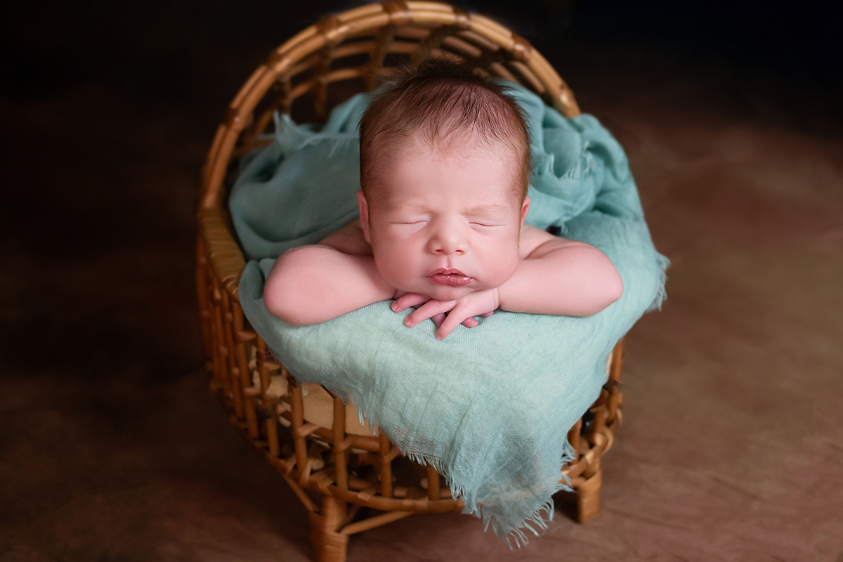 Francisco modelando pela primeira vez, em seu ensaio de newborn em Pará de Minas
