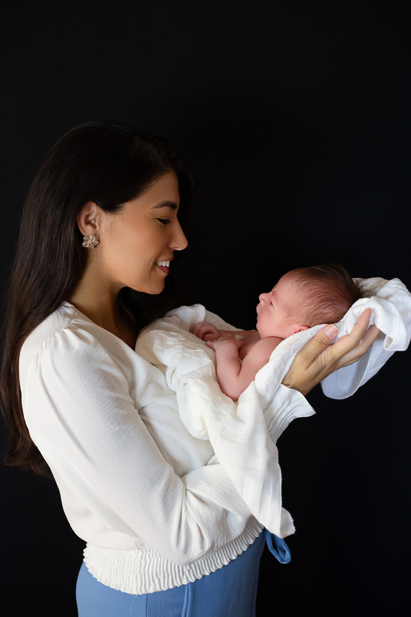 Foto com a mamãe no ensaio newborn do Francisco de 11 dias.