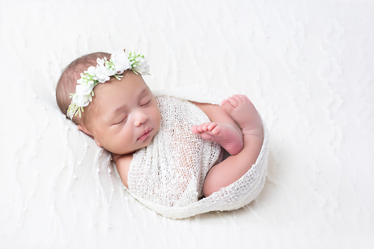 Pose no puff da Maria em seu ensaio de Newborn em Pará de Minas
