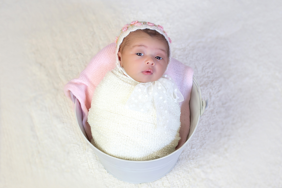 Foto de recén nascido da Maria. Pose no Baldinho