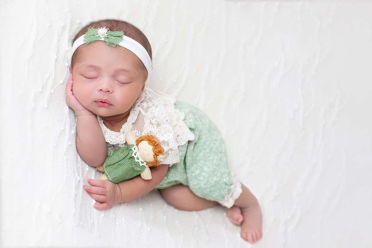 Pose no puff de ladinho da Maria em seu ensaio de newborn