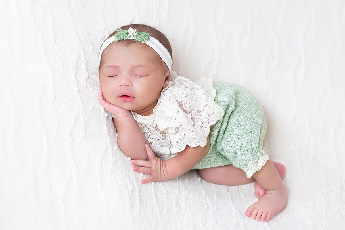 Maria de 11 dias mostrando toda sua fofura em seu ensaio de newborn em Pará de Minas