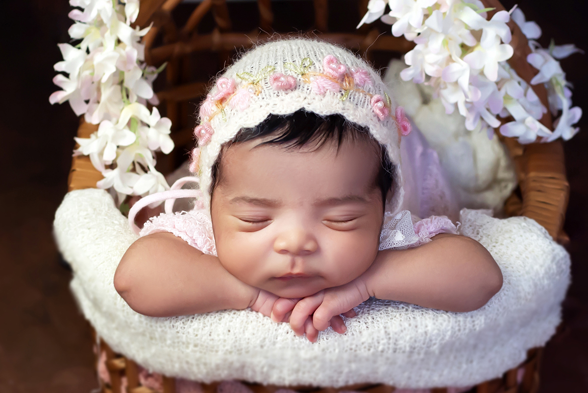 Pose do bracinho no moisés da Analice em seu ensaio de newborn em Pará de Minas