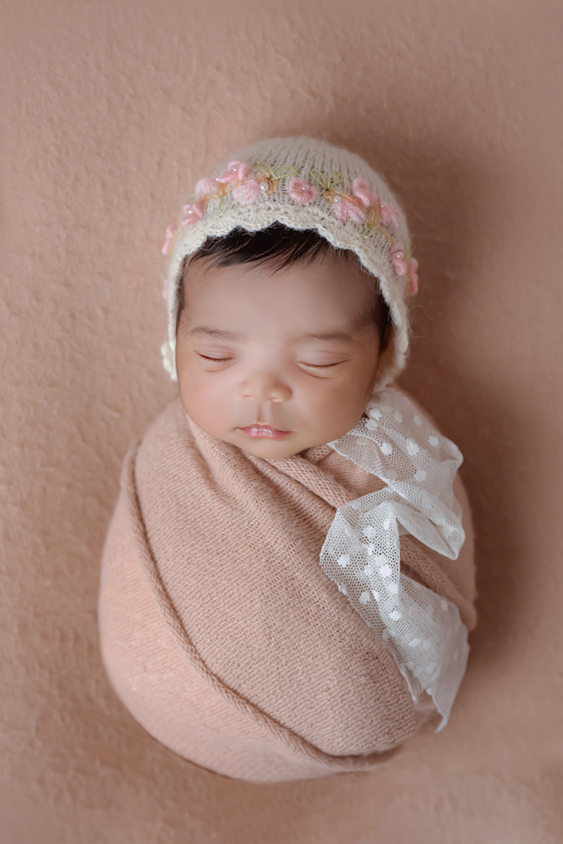 Analice, pose no puff, em suas fotos newborn em Pará de Minas