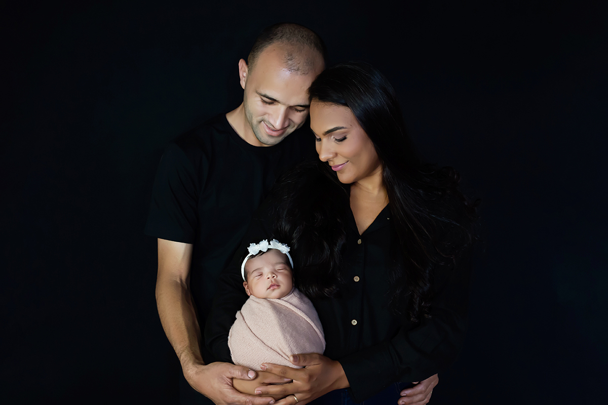 Pose com a mamãe e o papai da Analice em seu ensaio de newborn, em Pará de Minas