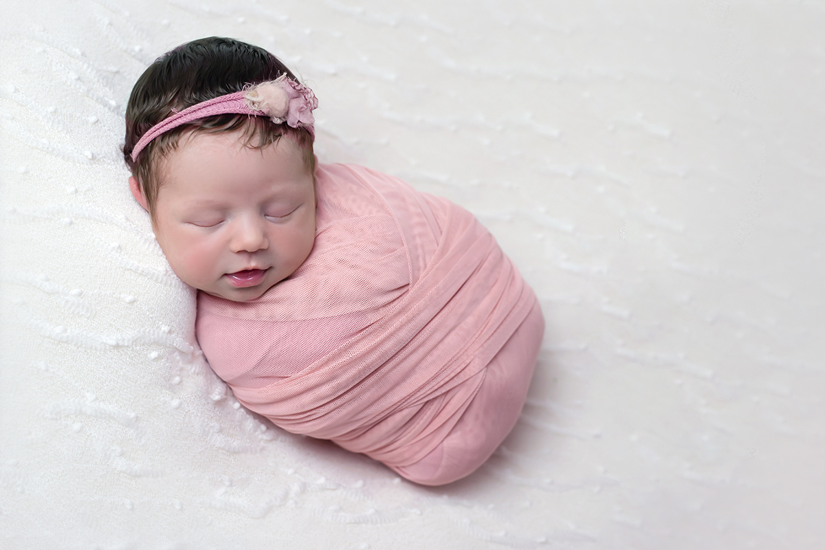 Maria Cecília em seu ensaio newborn em Pará de Minas