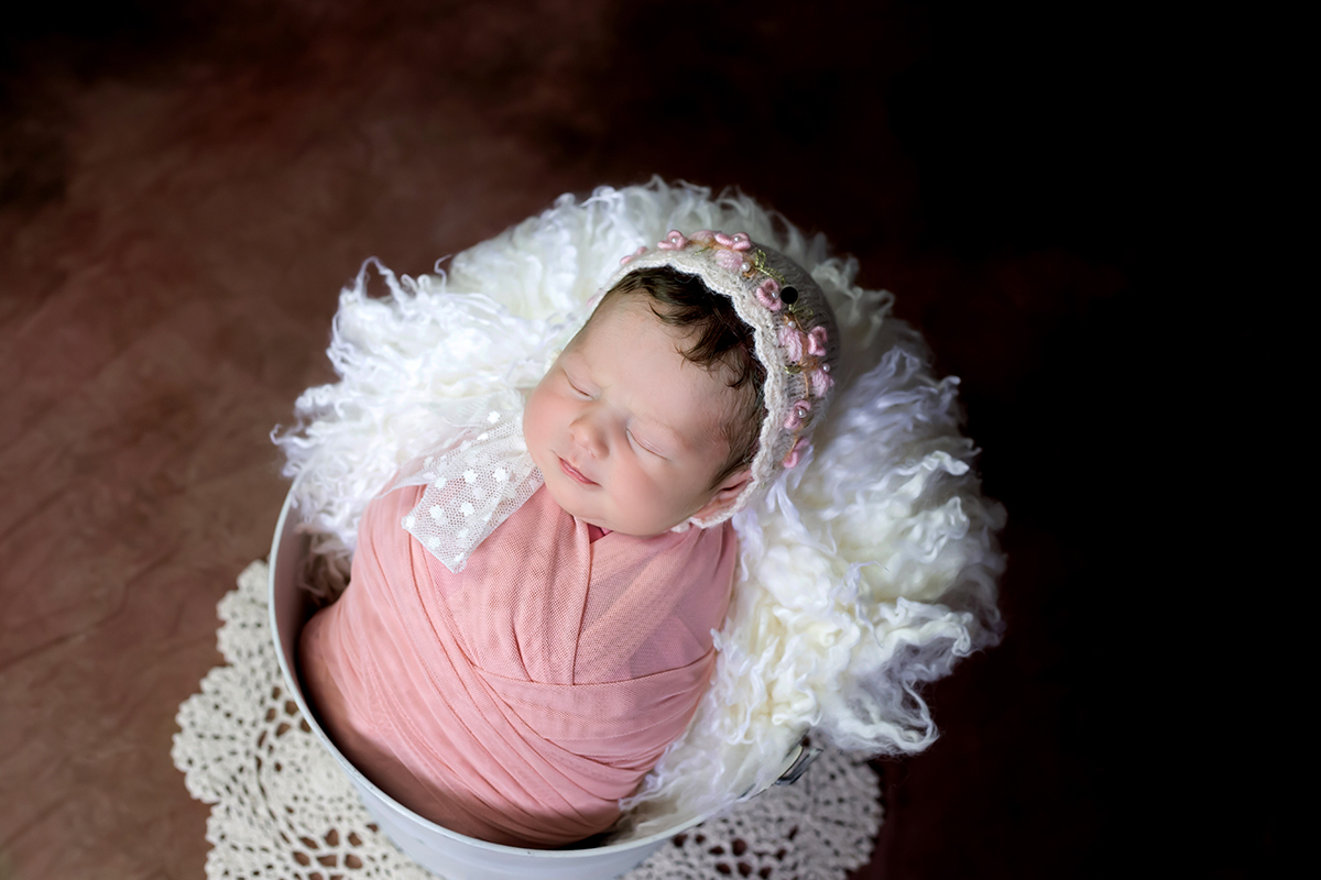 Fotografia newborn da Maria Cecília de 11 dias em Pará de Minas, Pose no baldinho