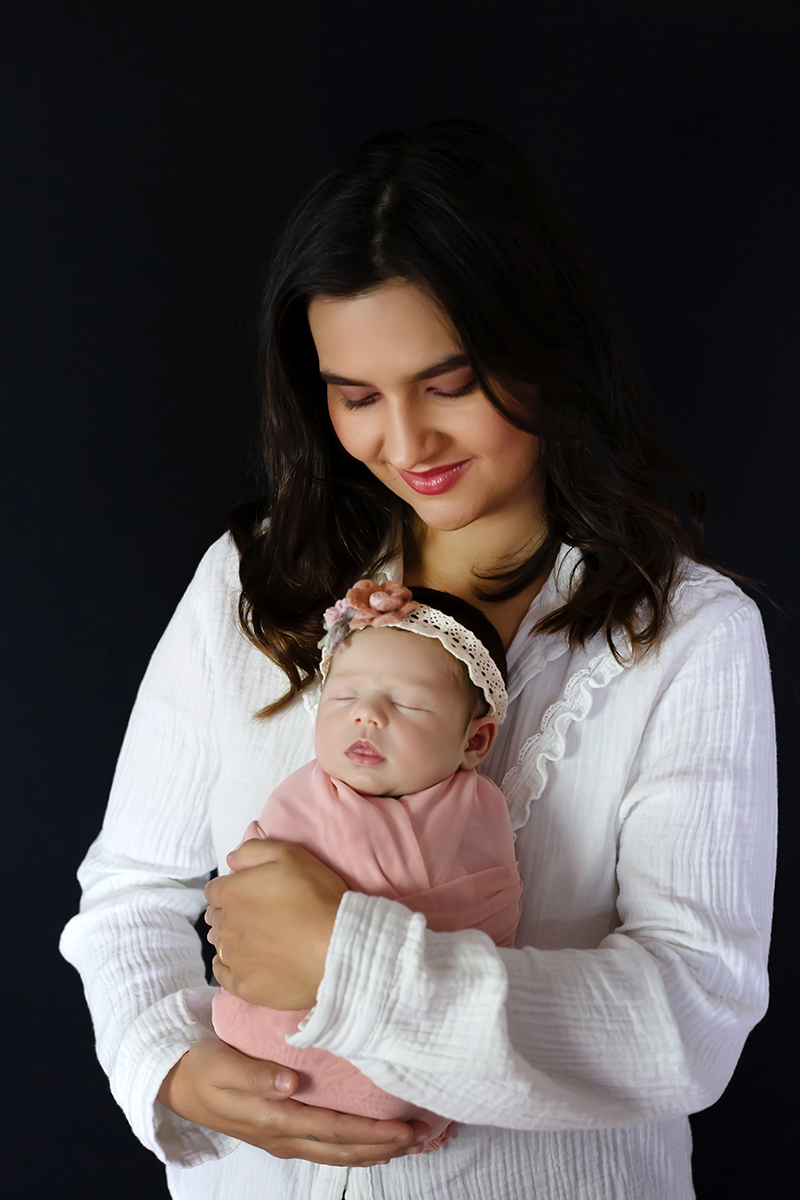Pose com a mamãe no ensaio de newborn da Maria Cecília em Pará de Minas