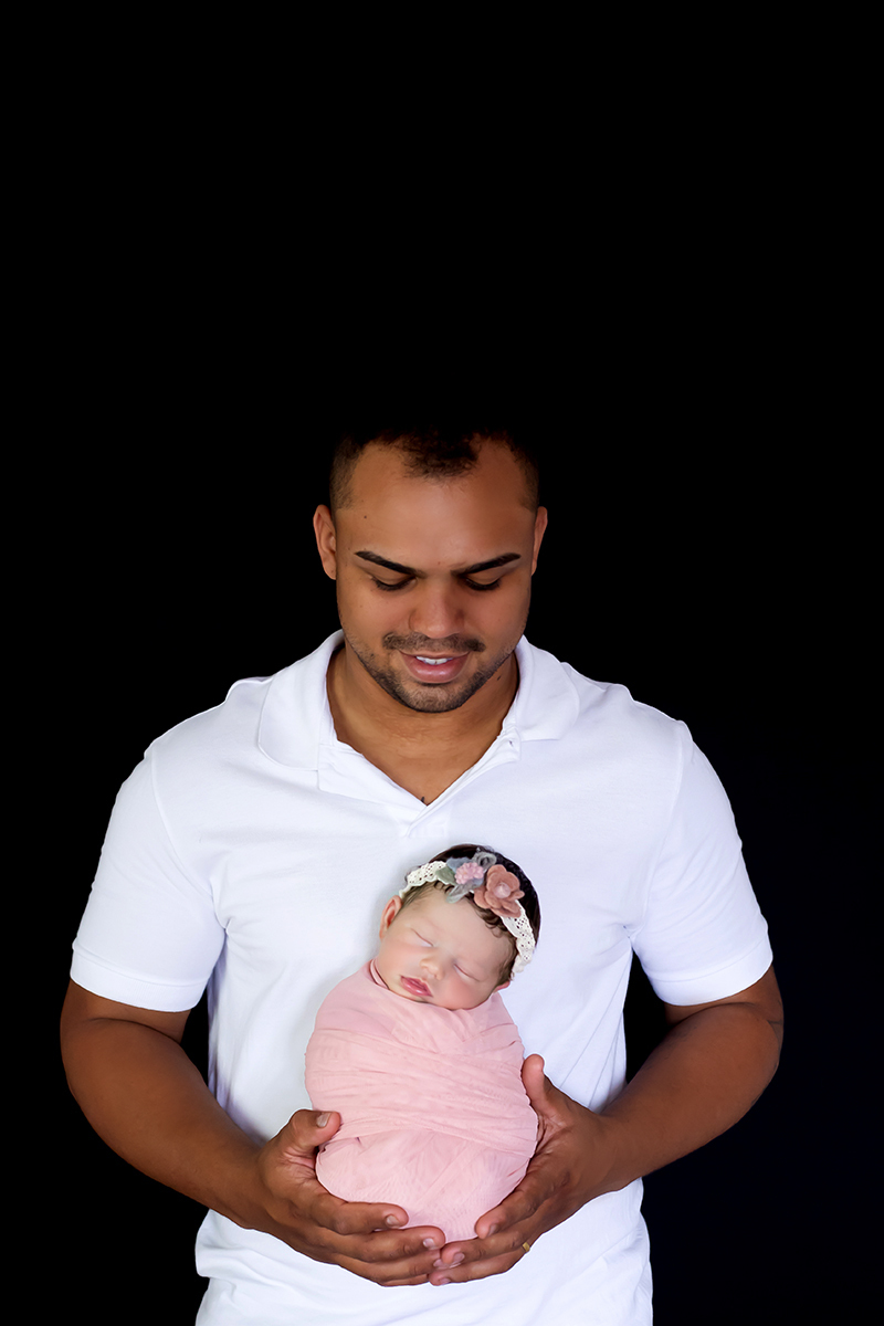 Pose da Maria Cecília com o Papai em suas fotos de newborn em Pará de Minas