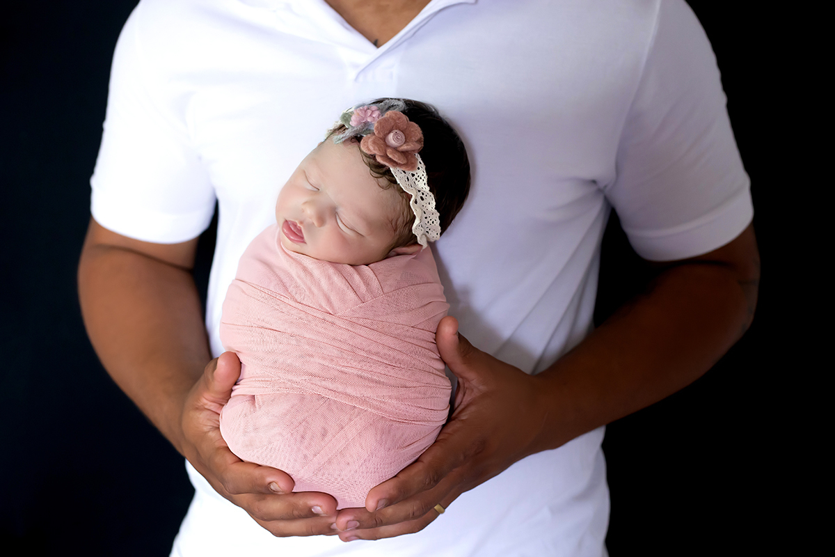 Maria Cecília com o papai em seu ensaio de newborn em Pará de Minas