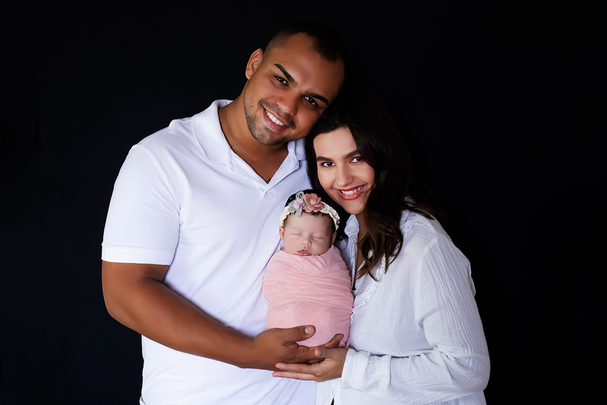 Pose da família no ensaio de recém nascido da Maria Cecília de 11 dias