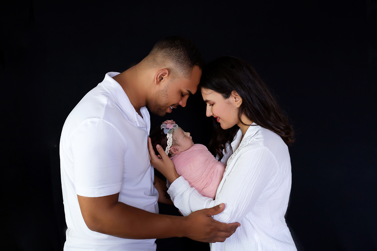 Pose com os pais no ensaio de newborn da bebê Maria Cecília de 11 dias, em Pará de Minas
