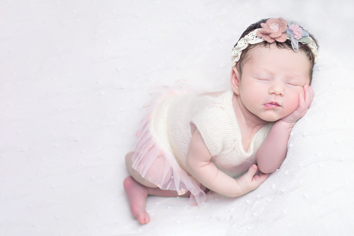 Maria Cecília mostrando todo seu charme em seu ensaio newborn em Pará de Minas. Pose no puff