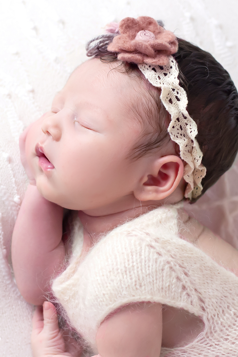 Maria Cecília de 11 dias em suas fotos de newbon. Ensaio realizado na cidade de Pará de Minas. Pose no puff