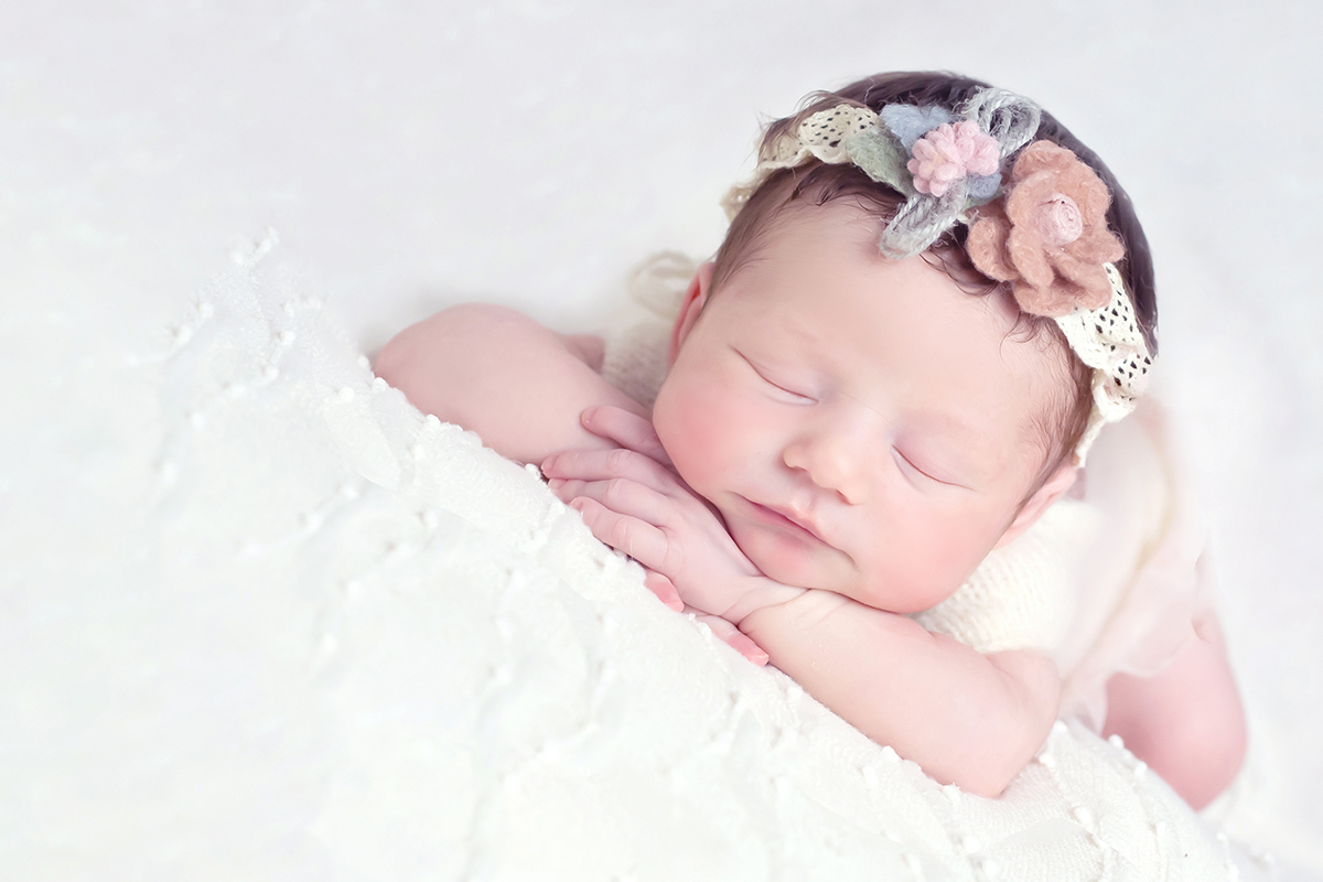 Ensaio de newborn da bebê Maria Cecília de 11 dias em Pará de Minas. Pose no puff