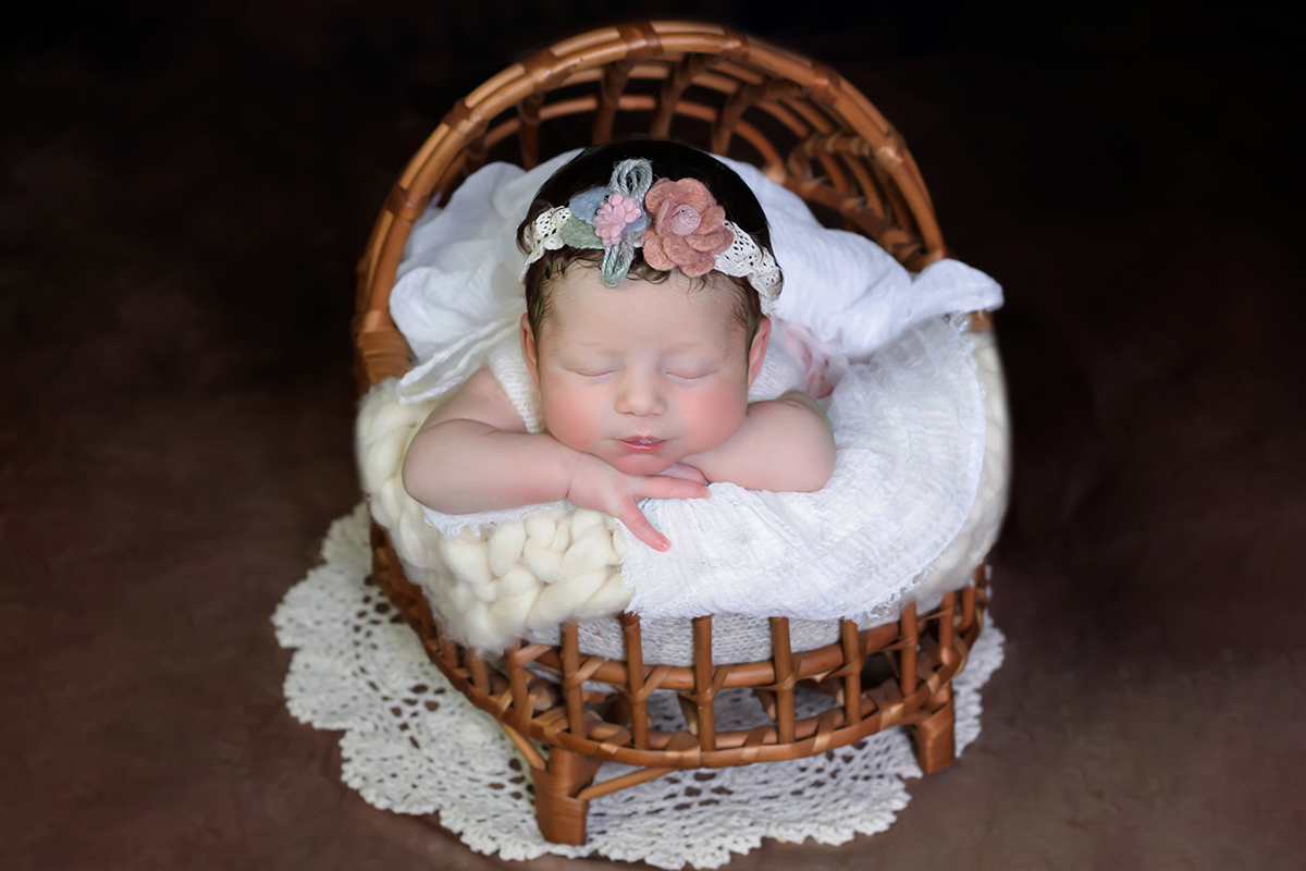 Pose no prop moisés da Maria Cecília de 11 dias em suas fotos de newborn 