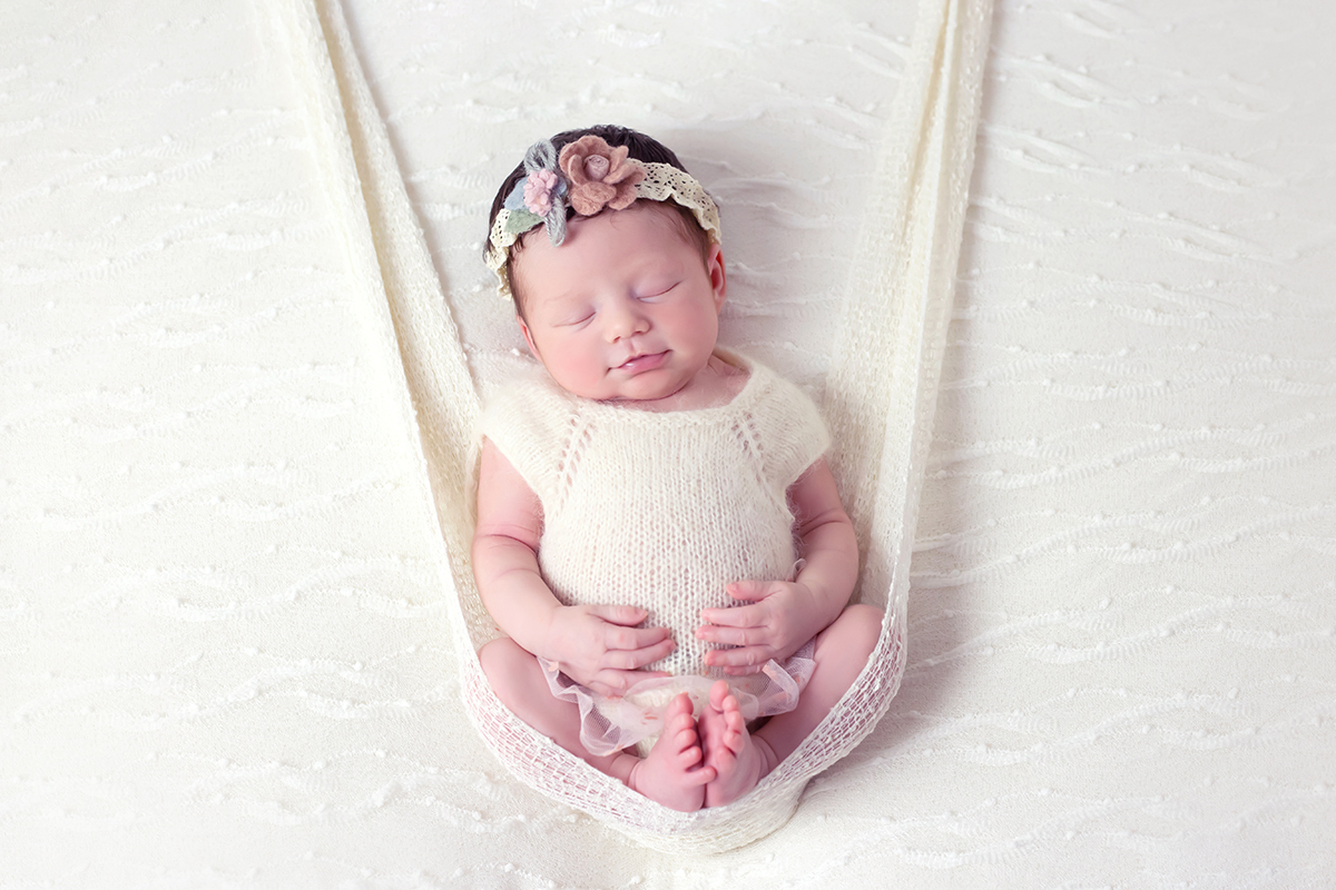 Pose no balanço do ensaio newborn da Maria Cecília em Pará de Minas