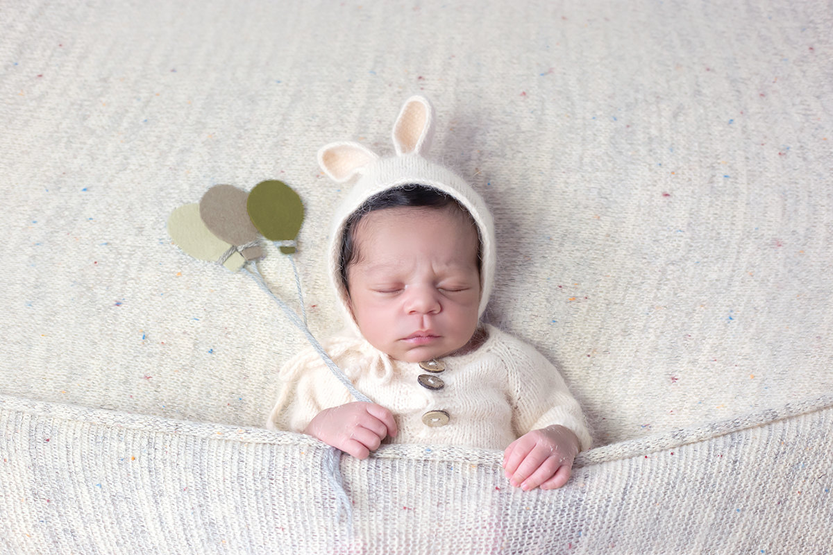 Benjamim mostrando toda sua fofura em suas fotos de recém nascido em Pará de Minas