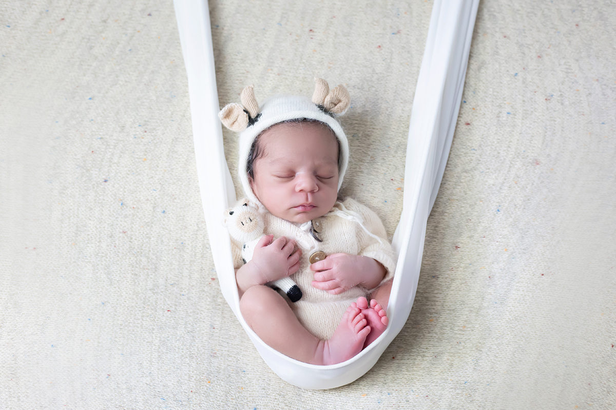 Benjamim no balanço em suas fotos de newborn em Pará de Minas