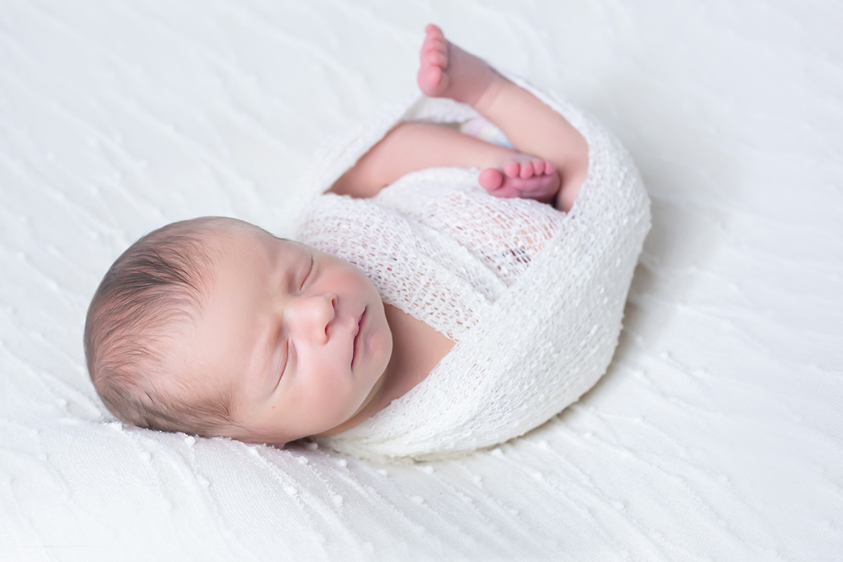 Foto no puff do Antônio em seu ensaio newborn em Pará de Minas