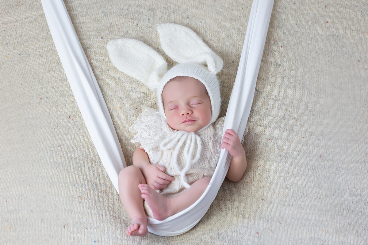 Ayla modelando pela primeira vez em suas fotos de recém nascido em Pará de Minas
