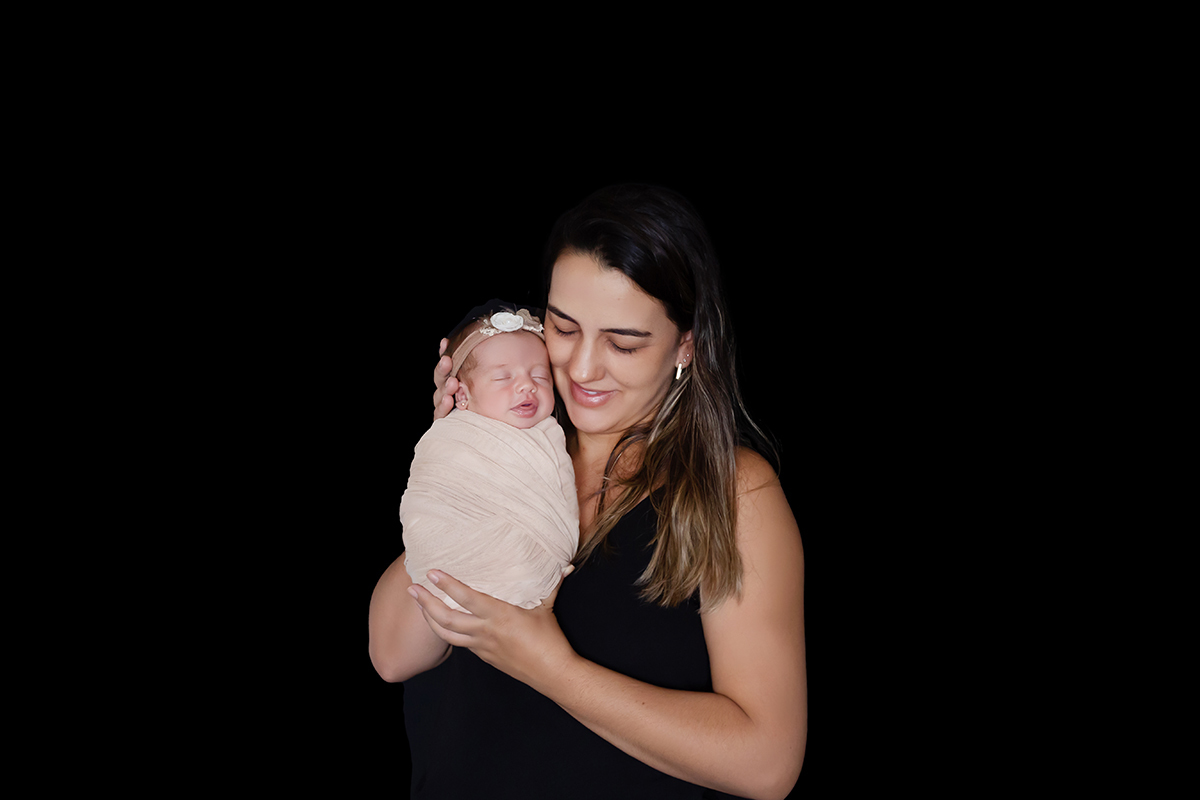 Pose com a mãe no ensaio newborn da Ayla em Pará de Minas