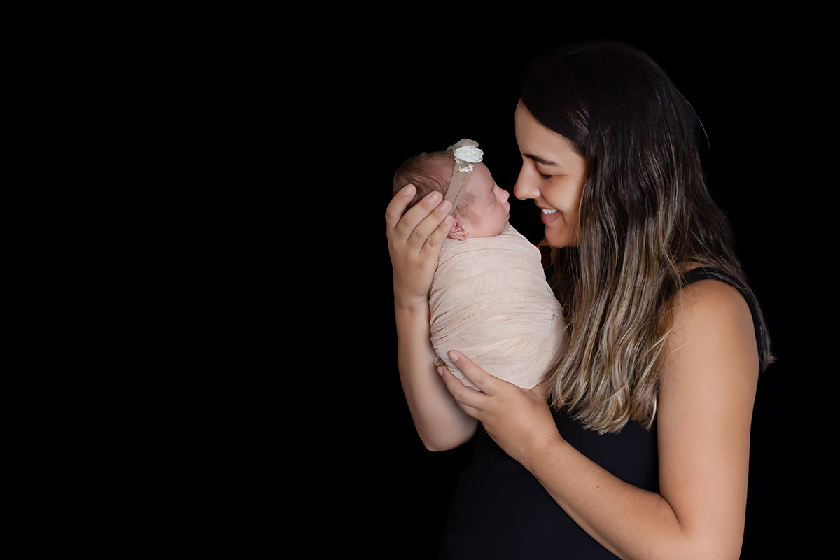 Ayla com sua mamãe em seu ensaio de recém nascido em Pará de Minas