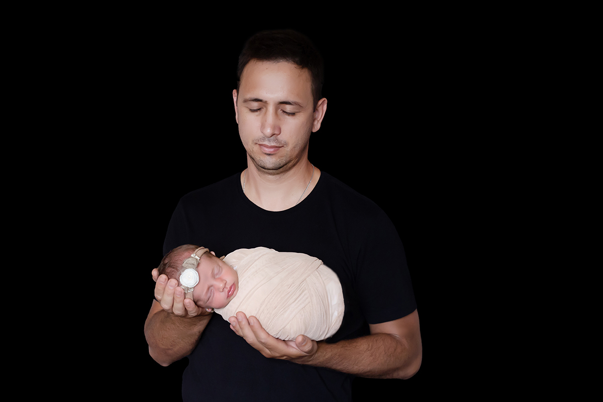 Pose com o papai no ensaio newborn da Ayla em Pará de Minas