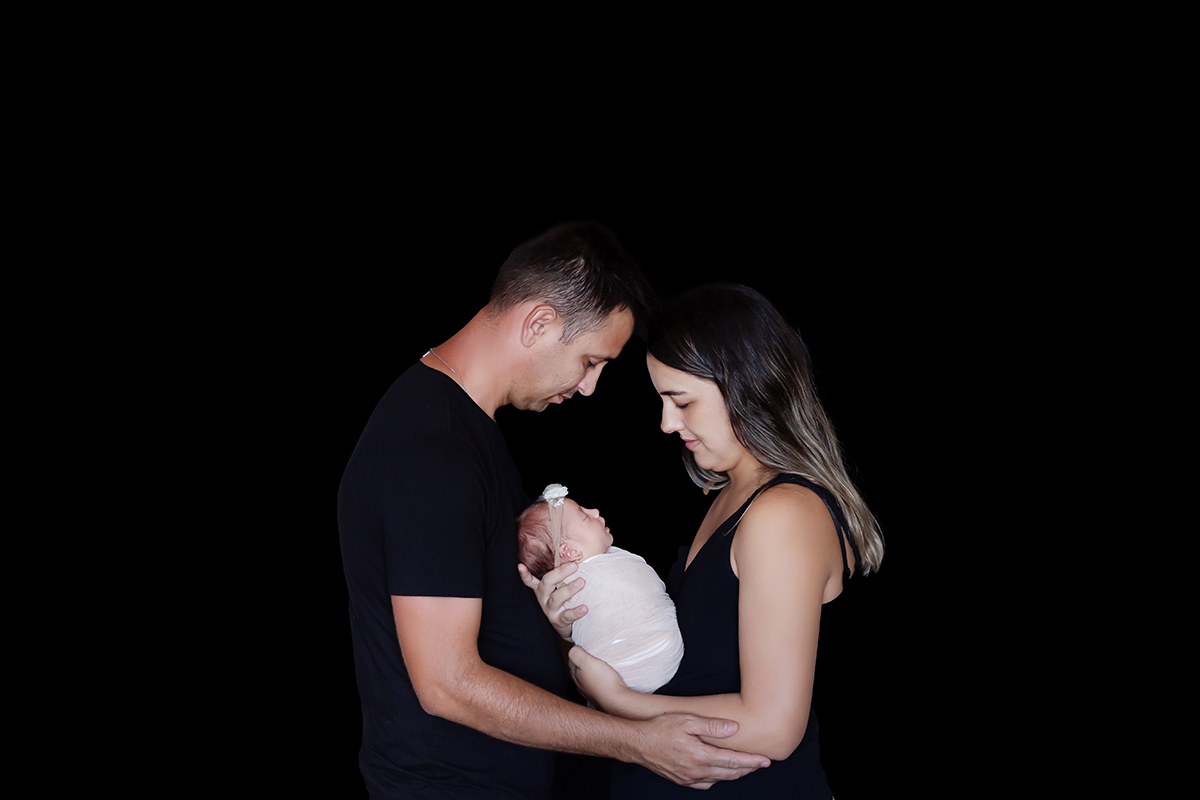 Foto em família no ensaio newborn da Ayla em Pará de Minas